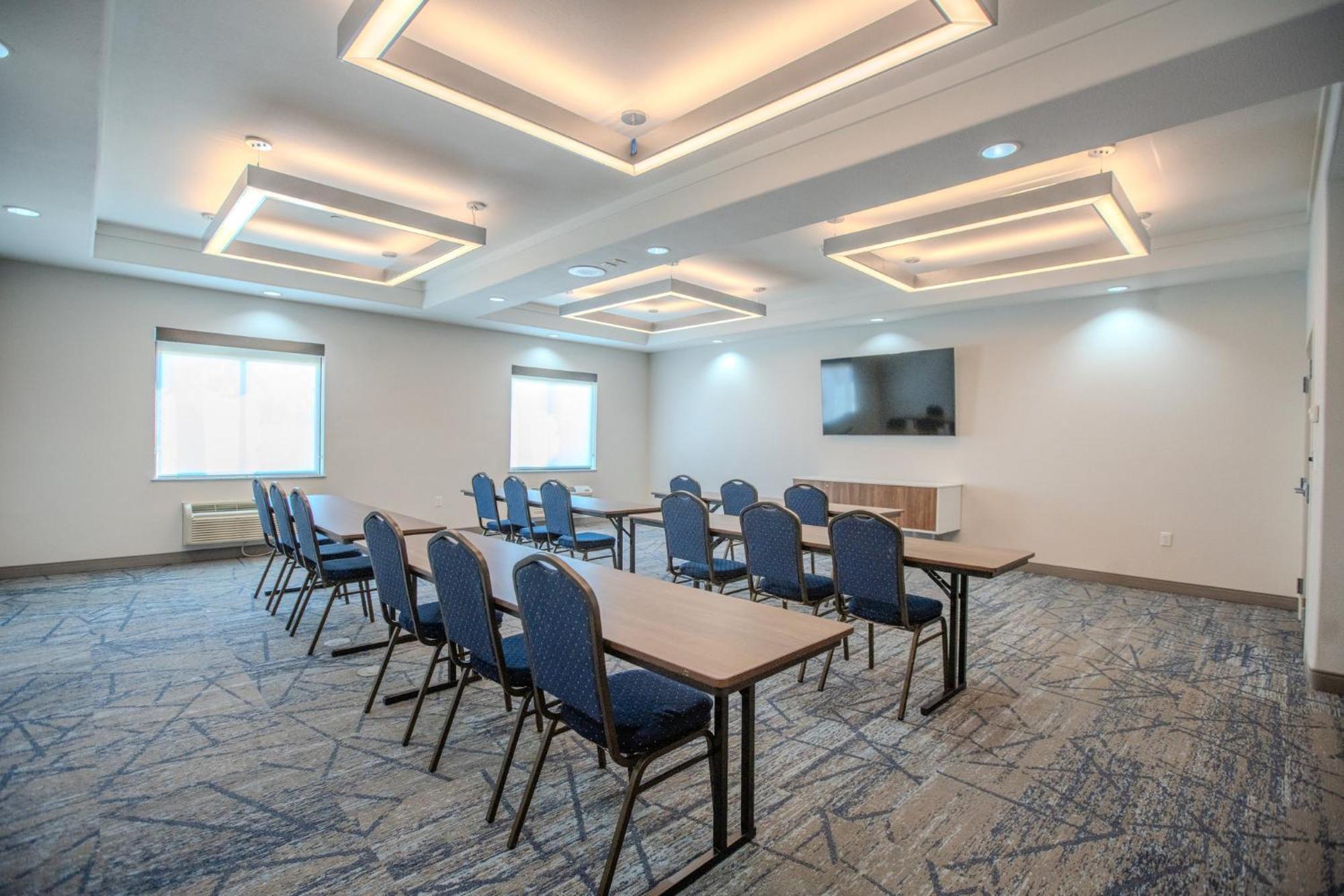 Holiday Inn Express & Suites Cleveland By Ihg Экстерьер фото