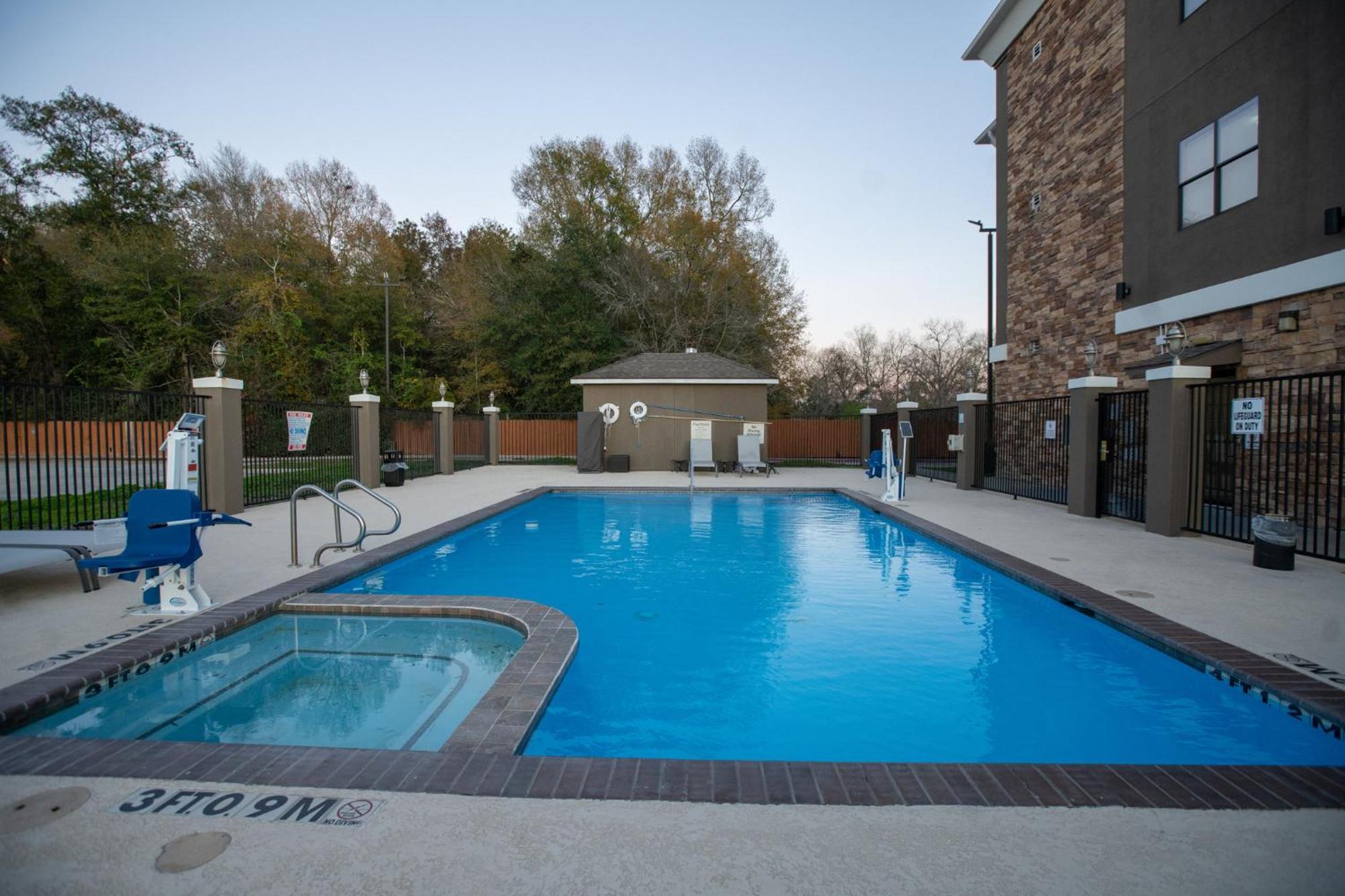 Holiday Inn Express & Suites Cleveland By Ihg Экстерьер фото