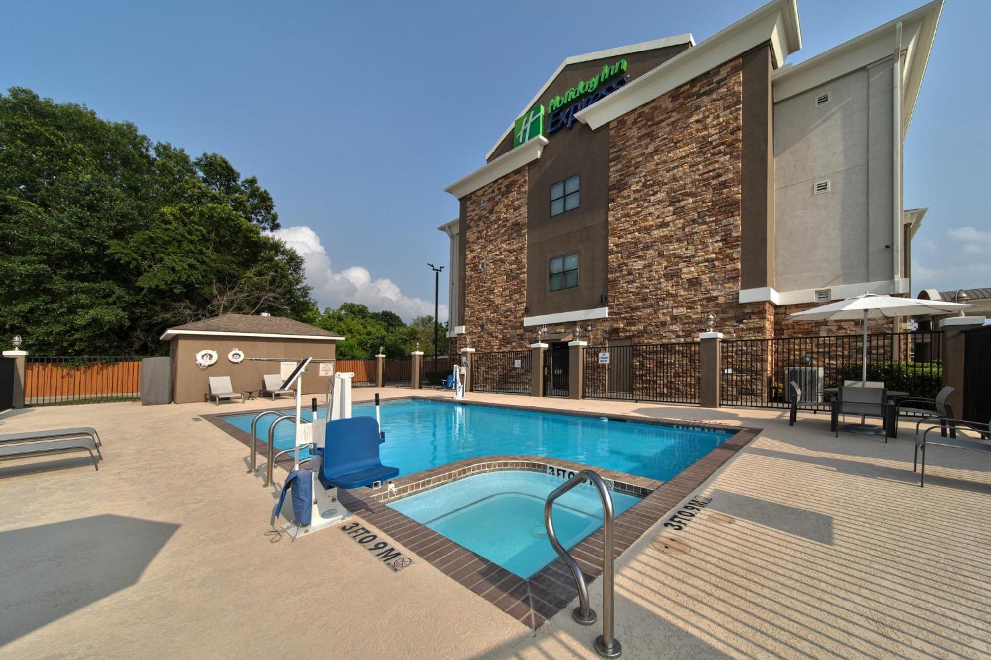 Holiday Inn Express & Suites Cleveland By Ihg Экстерьер фото